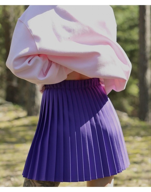 Įvairių spalvų mini ir midi klostuoti sijonai su guma